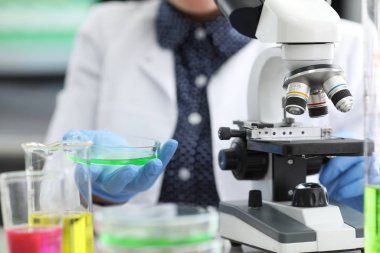 Biyolog laboratuardaki örnekleri inceliyor.