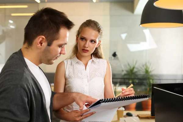 Lavoratori in ufficio insieme — Foto Stock