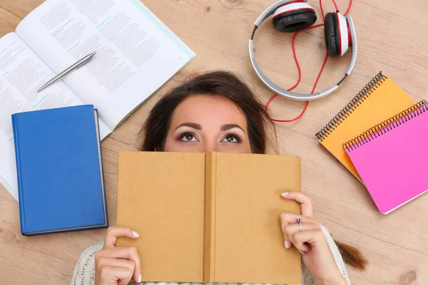 Lettore che studia a casa — Foto Stock