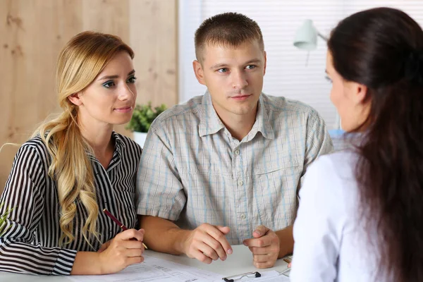 Vrouw tekent contract voor behandeling — Stockfoto