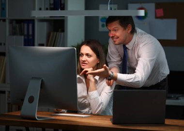 İş adamı ekranı işaret ediyor