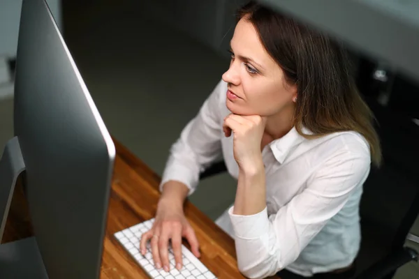 Geconcentreerde vrouw op het werk — Stockfoto