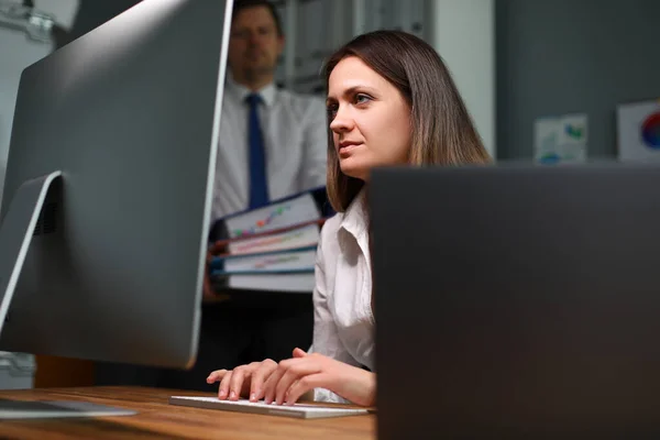 Frau mit ernstem Blick — Stockfoto