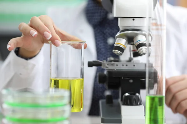 Médico investigando amostra em laboratório — Fotografia de Stock