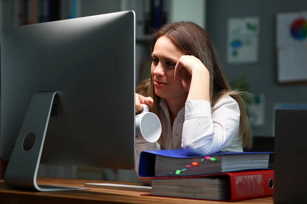 Damen håller kopp — Stockfoto