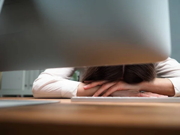 Trött kvinnlig anställd på kontoret arbetsplatsen tar en tupplur — Stockfoto