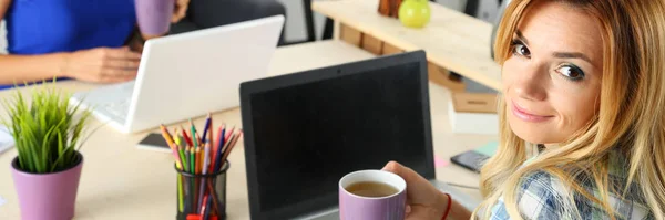 Colegas talentosos no local de trabalho — Fotografia de Stock