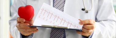 Kırmızı oyuncak kalp holding erkek tıp doktor eller