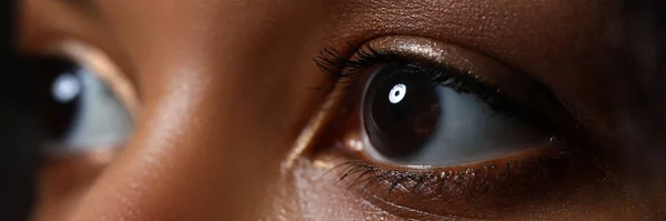Femme noire grand ouvert oeil gauche — Photo