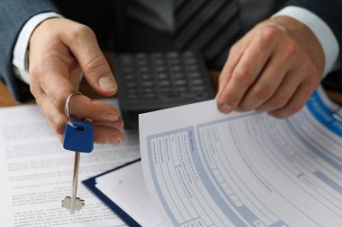 Ofisteki saygın simsar.