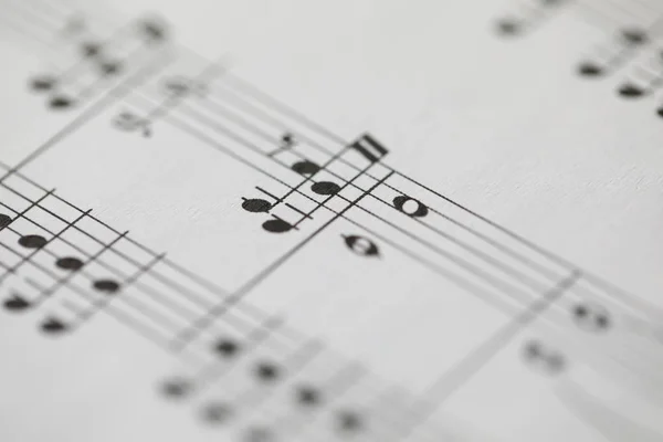 Notas musicales impresas en hoja de papel —  Fotos de Stock