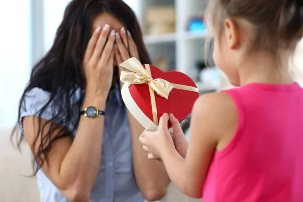 Criança dando presente para a mãe — Fotografia de Stock