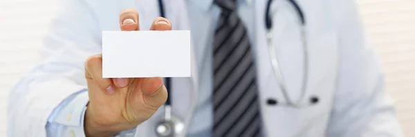Homme médecin main tenant et donnant blanc carte d'appel vierge — Photo