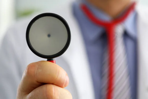 Manlig medicin läkare handen håller stetoskopet chef närbild — Stockfoto