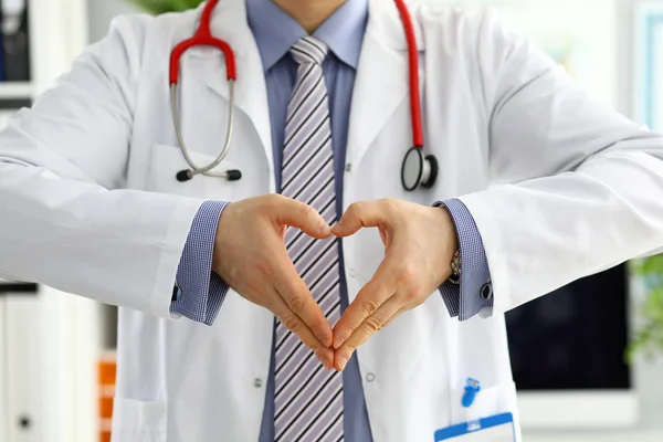 男医生手部显示心脏形状 — 图库照片