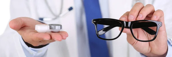 Männliche Arzt Hände geben Paar schwarze Brille — Stockfoto