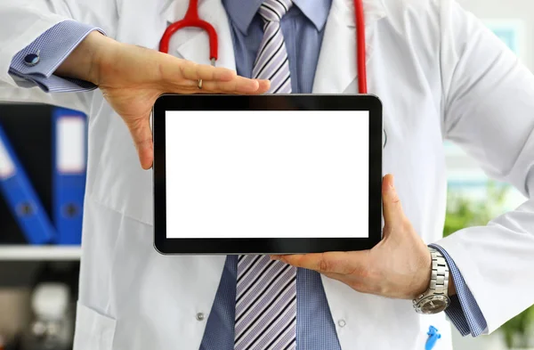 デジタルタブレットPCを保持する男性医師 — ストック写真