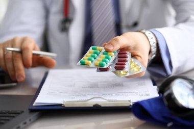 Klinikte pratisyen hekim farklı kabarcıklar tutuyor.