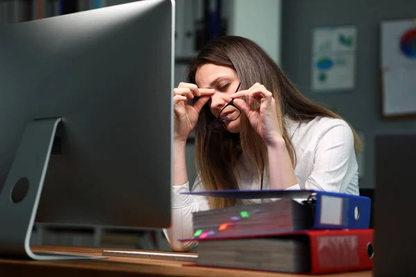 Exhausted worker in office — Stock Photo, Image