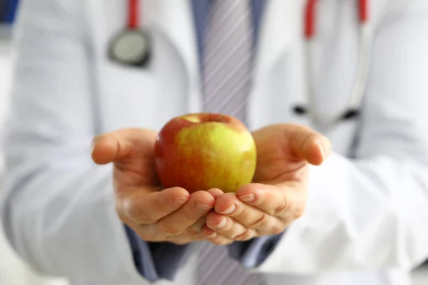 Male medicine therapeutist doctor hands holding red fresh ripe apple — Stock Photo, Image