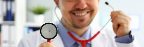 Przystojny mężczyzna lekarz umieścić w na stetoskop zbliżenie — Zdjęcie stockowe