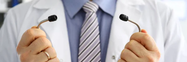 Manlig medicin läkare händerna hålla och sätta på stetoskop — Stockfoto