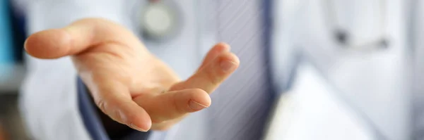 Médico masculino ofreciendo ayuda mano primer plano — Foto de Stock