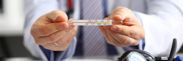 Mannelijke arts houdt in de hand thermometer — Stockfoto