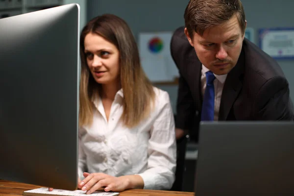 Funcionários trabalham duro em computadores, resolvendo problemas — Fotografia de Stock