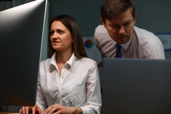 Secretário executa atribuição de chefe no computador — Fotografia de Stock