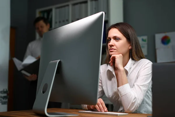 Kvinna på kontoret och gör monotont jobb dator — Stockfoto