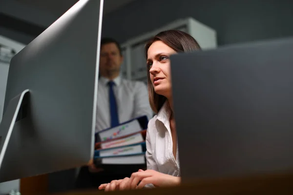 Mulher competente e experiente trabalha no computador — Fotografia de Stock