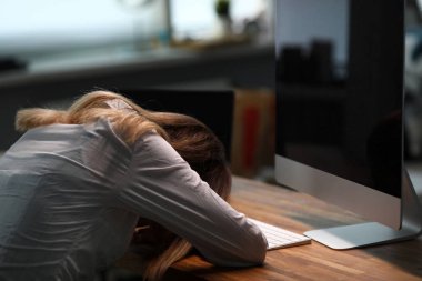 Kız ofiste masanın üzerine yattı ve monitörü kapattı