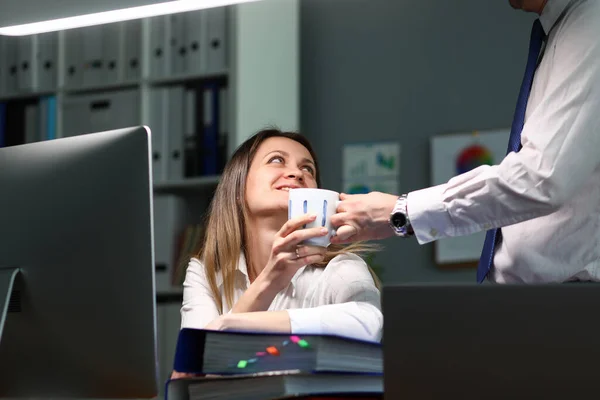 Man brought woman cup tea workplace coffee break — Stock Photo, Image