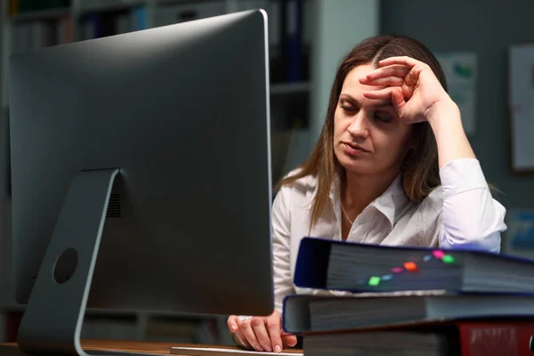 Frau überdrüssig bei der Prüfung von Dokumenten, schloss die Augen — Stockfoto