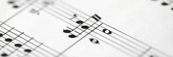 Notas musicales impresas en hoja de papel —  Fotos de Stock