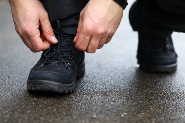 adam siyah ayakkabı