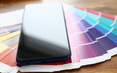 Renkli hayran kuyruğuna uzanan modern akıllı telefon ekranı