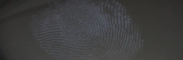 Fingerabdrücke auf klarem Glas als Beweismittel für Verbrechen in Nahaufnahme — Stockbild Fingerabdruck auf Klarglas als Tatnachweis — Stockfoto