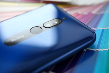 Xiaomi Redmi 8 renkli yelkenli kuyruğu altında yatıyor.