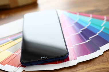 Xiaomi redmi logosu modern akıllı telefon ekranında