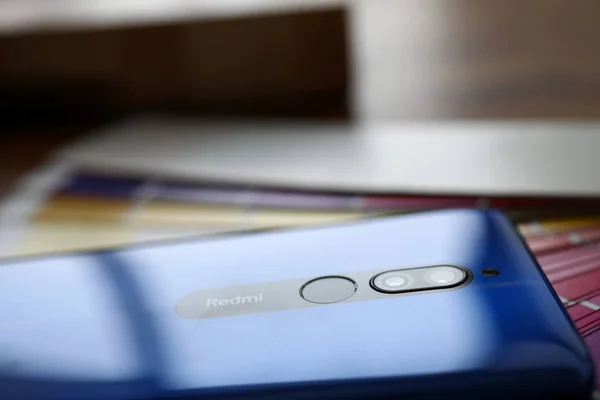 Xiaomi redmi 8 leży na kolorowym fantail zbliżenie — Zdjęcie stockowe