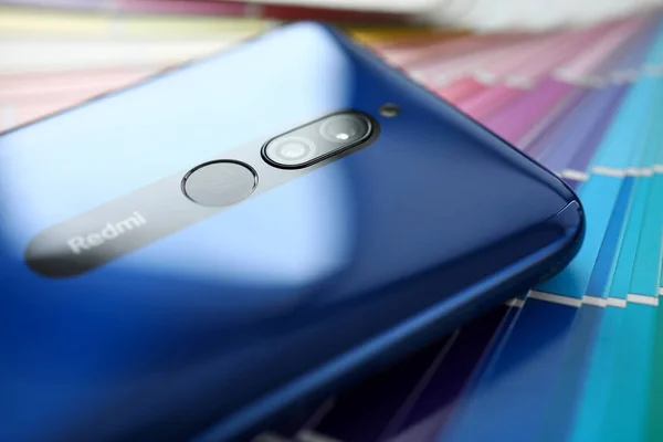 Xiaomi redmi 8 leży na kolorowym fantail zbliżenie — Zdjęcie stockowe