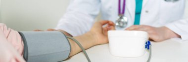 Doktor ve hasta basınç ölçme sırasında el