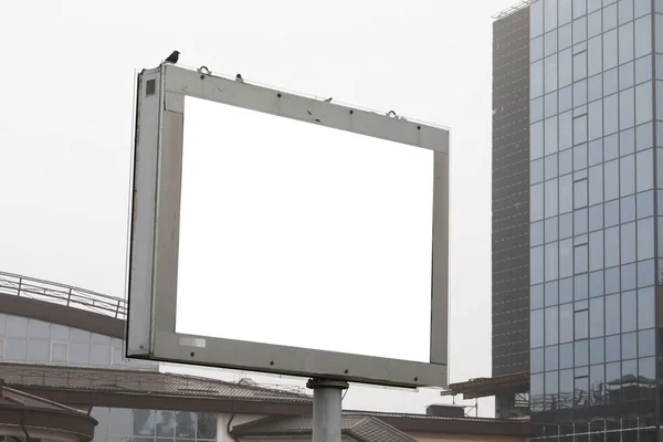 Groot billboard met blanco scherm geïnstalleerd straat — Stockfoto