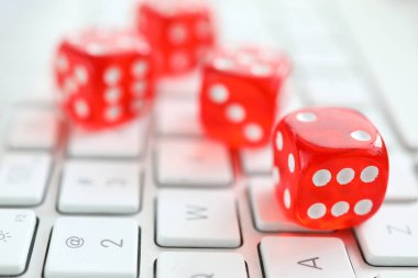 Çevrimiçi kumarhane olarak beyaz klavyede kırmızı zarlar var