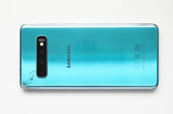 Samsung galaktyka s10 smartfon z pękniętym tylnym pokrywą zbliżenie — Zdjęcie stockowe