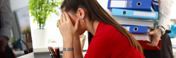 Junge Frau sitzt im Büro und fühlt sich gestresst und erschöpft — Stockfoto