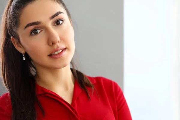 Portret van jonge mooie brunette vrouw in rood shirt op kantoor — Stockfoto