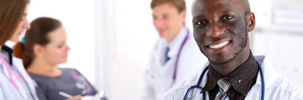 Czarny uśmiechnięty mężczyzna lekarza wygląd w aparacie — Zdjęcie stockowe